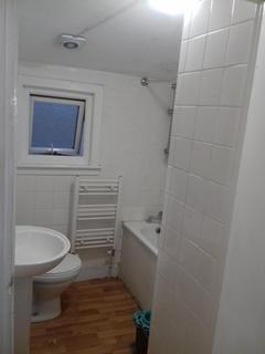 3 bedroom flat to rent, Tankerville Road