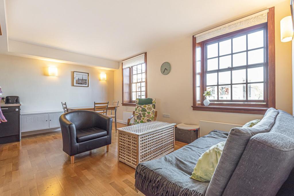 Scott Avenue, Putney 2 bed flat £535,000