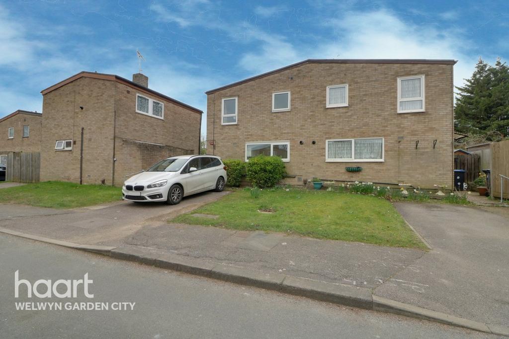 Dawley, Welwyn Garden City 3 bed semidetached house £350,000