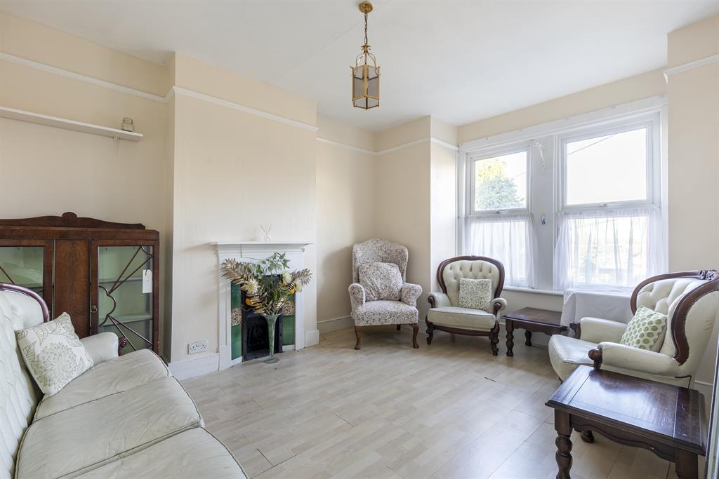 Castlewood Road, London, N16 3 bed £1,950 pcm (£450 pw)