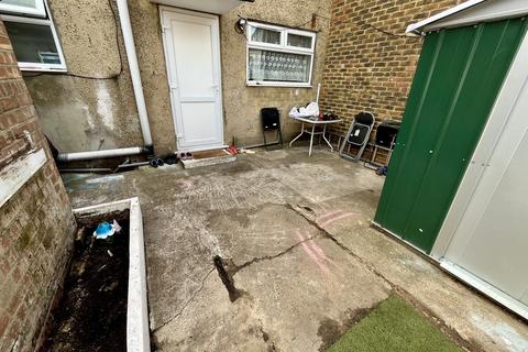 1 bedroom flat to rent, Fairfield Road, West Drayton