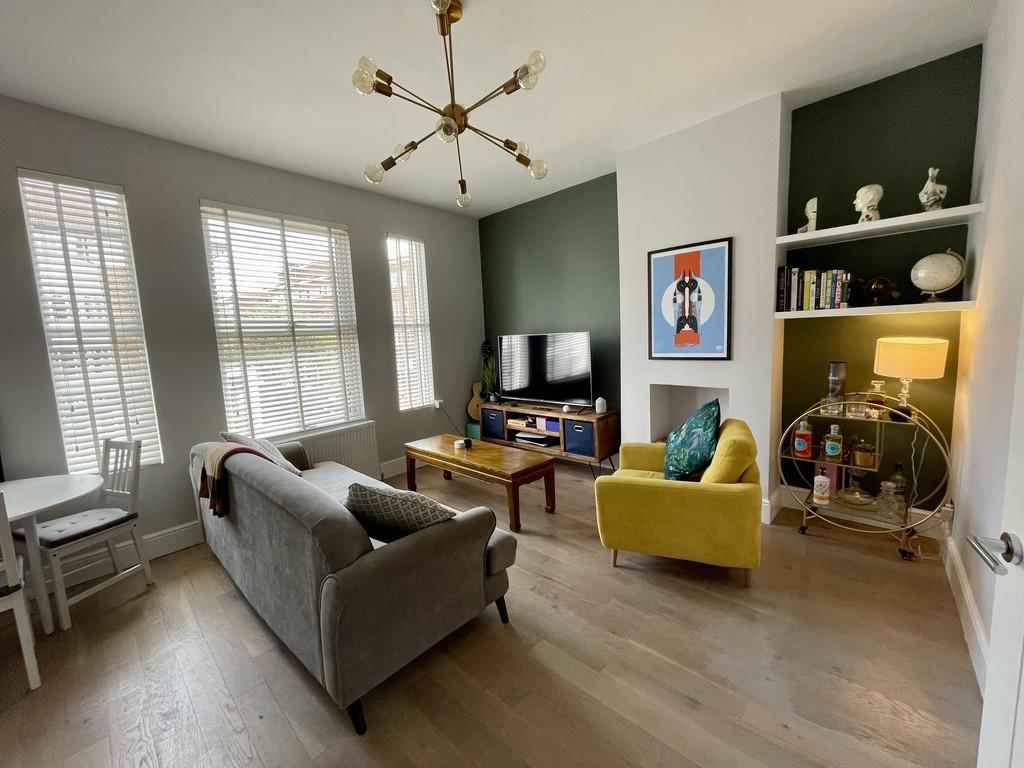 Hampton Road, Twickenham 2 bed apartment to rent £2,100 pcm (£485 pw)