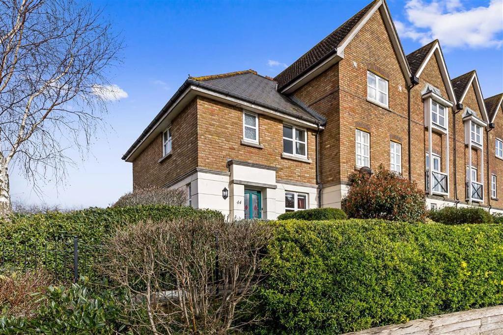 Mill Court, Ashford, Kent 3 bed end of terrace house £275,000