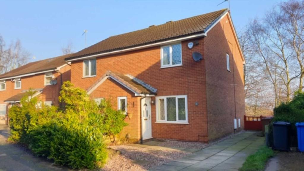 Pendlecroft Avenue, Manchester 3 bed semidetached house £900 pcm (£
