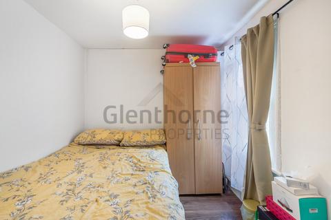 3 bedroom flat to rent, Townmead Road, Fulham, London SW6