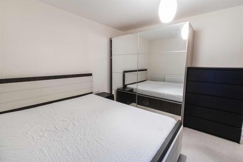 1 bedroom flat to rent, Fulmar House, UB3
