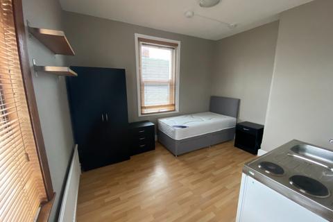 Studio to rent, Clifton Street, Old Town, Swindon, SN1