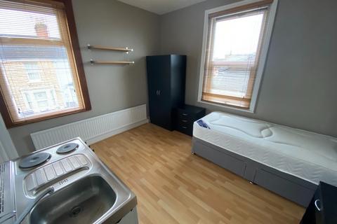 Studio to rent, Clifton Street, Old Town, Swindon, SN1