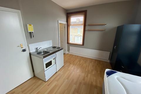 Studio to rent, Clifton Street, Old Town, Swindon, SN1