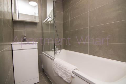 1 bedroom in a flat share to rent, A Manilla Street    (Canary Wharf), London, E14