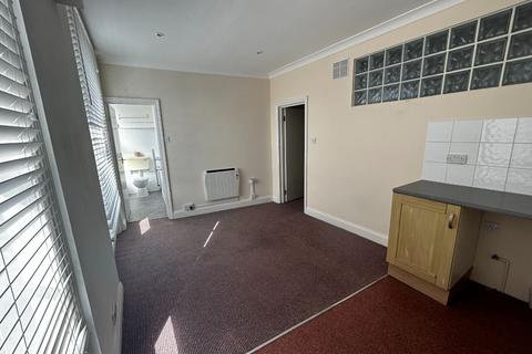 1 bedroom flat to rent, Royal Crescent - Margate