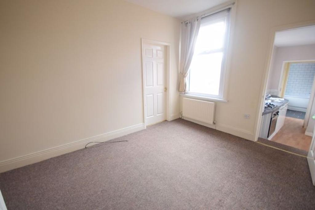 Leighton Street, South Shields 3 bed flat £375 pcm (£87 pw)