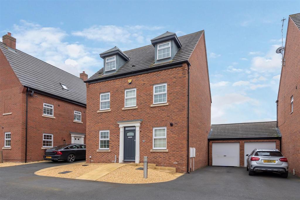 White Steed Close, Stafford, ST16 3WN 5 bed detached house £335,000
