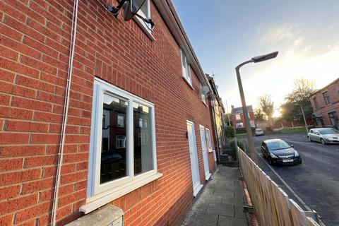 2 bedroom terraced house to rent, Radcliffe, Manchester M26