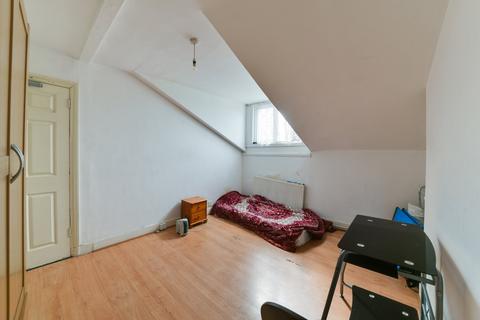 Studio to rent, High Road, Tottenham