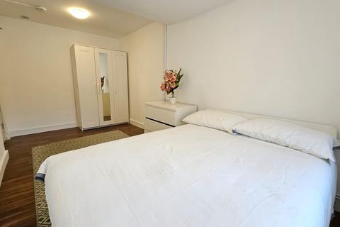 1 bedroom in a house share to rent, Saltwell Street, Poplar, London E14