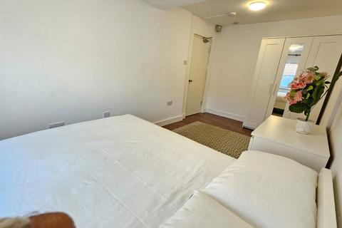1 bedroom in a house share to rent, Saltwell Street, Poplar, London E14