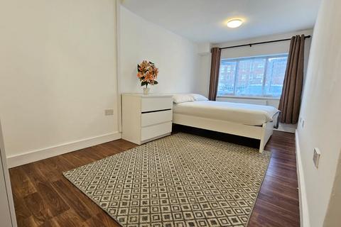 1 bedroom in a house share to rent, Saltwell Street, Poplar, London E14