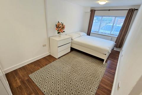 1 bedroom in a house share to rent, Saltwell Street, Poplar, London E14