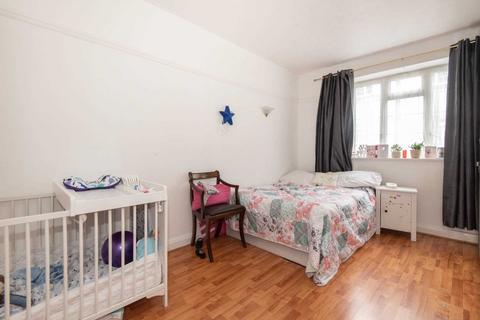 2 bedroom flat to rent, Barrow Road, Streatham