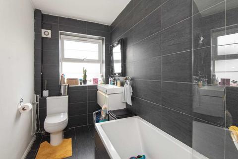 2 bedroom flat to rent, Barrow Road, Streatham