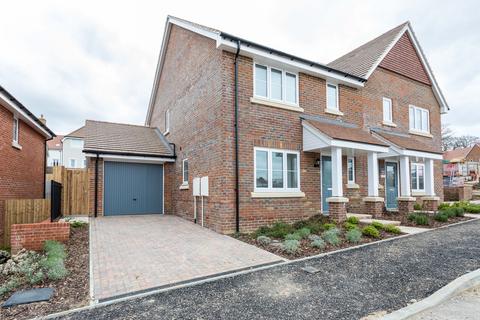 3 bedroom semi-detached house to rent, Buckeridge Way, Haywards Heath RH16