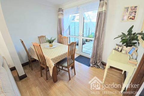 17 Apple Tree Road, Alderholt, Fordingbridge, SP6 3EW