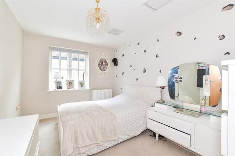 2 bedroom flat for sale, Middle Village, Haywards Heath, West Sussex