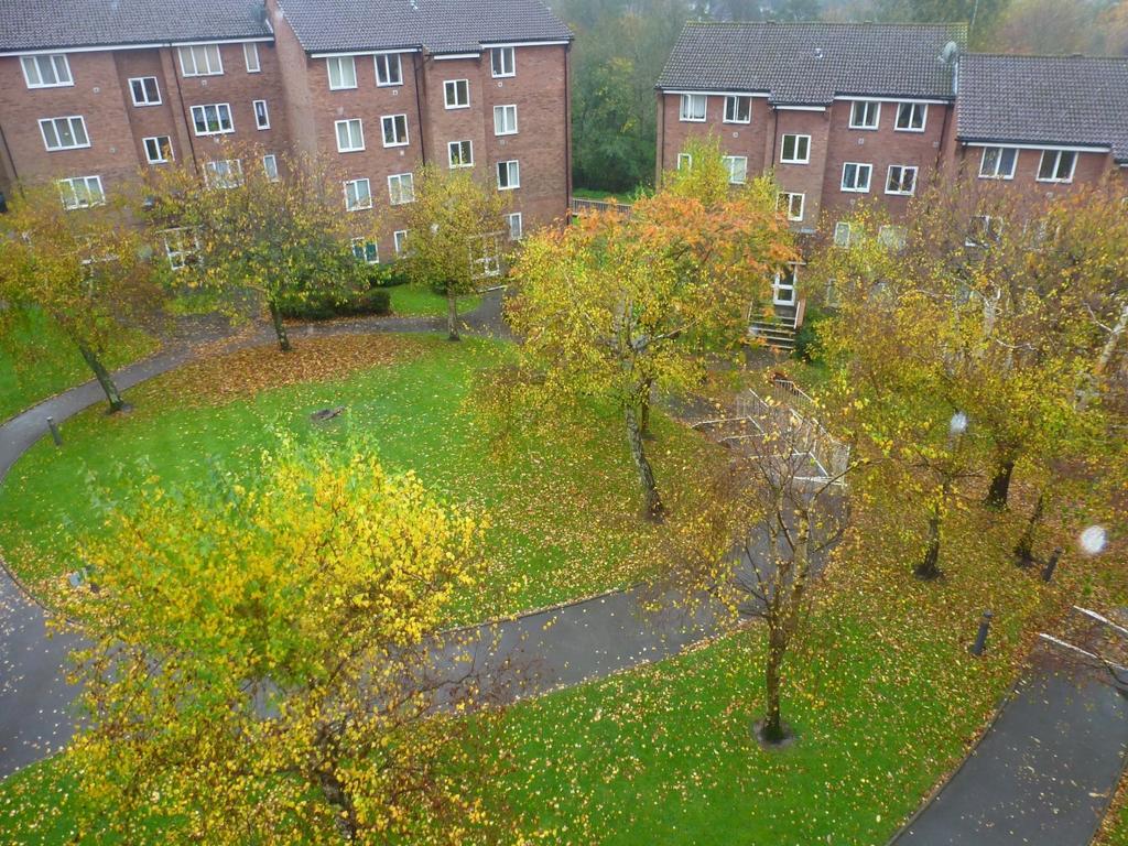 St. Leonards Park East Grinstead RH19 1 bed apartment £750 pcm (£173 pw)