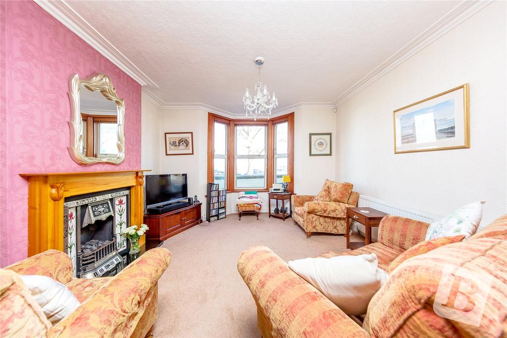Royal Pier Road, Gravesend, Kent, DA12 3 bed terraced house £325,000