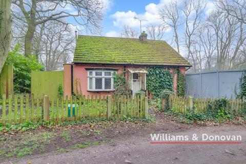 2 bedroom detached bungalow for sale - Lake Drive, Thundersley