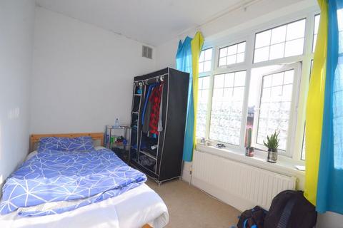 2 bedroom flat to rent, 307 Charminster Road, Bournemouth BH8