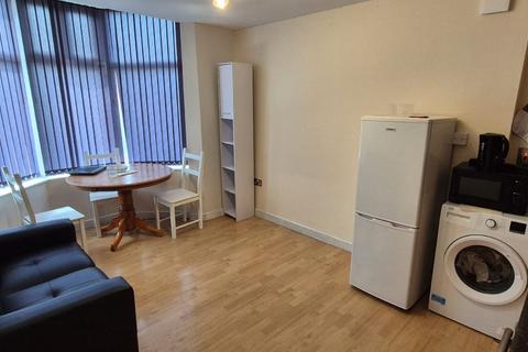 2 bedroom flat to rent, Curzon Avenue, M14 5PU