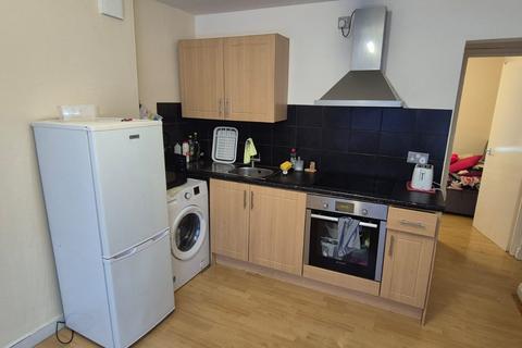 2 bedroom flat to rent, Curzon Avenue, M14 5PU