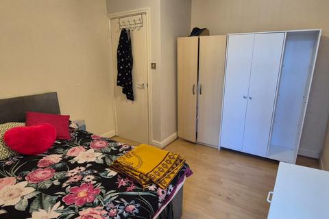 2 bedroom flat to rent, Curzon Avenue, M14 5PU
