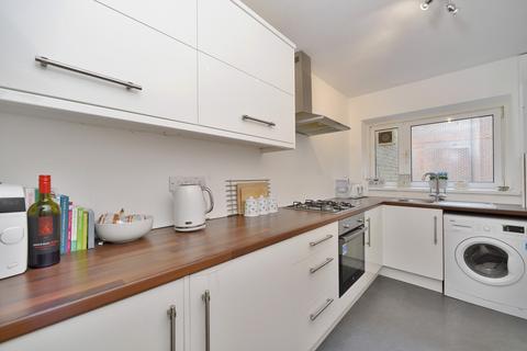 2 bedroom flat for sale, Treryn Heights, Godalming GU7