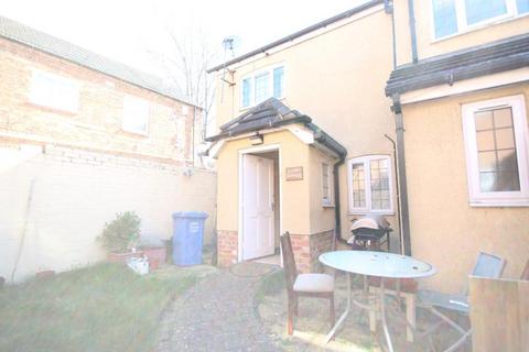 2 bedroom end of terrace house to rent, Duke Street, Kettering NN16