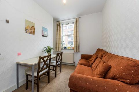 2 bedroom flat to rent, Market Road, London N7