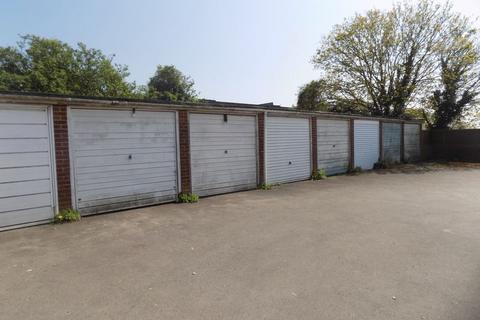 Garage to rent, Chatsworth Road, Chichester