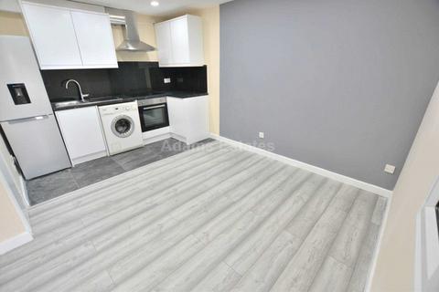 2 bedroom flat to rent, Tippett Rise, Reading