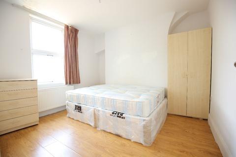 3 bedroom flat to rent, London E15
