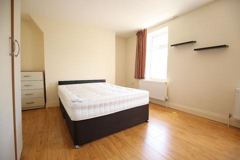3 bedroom flat to rent, London E15