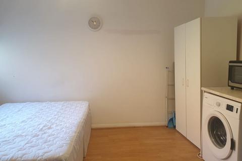 Studio to rent, London N10