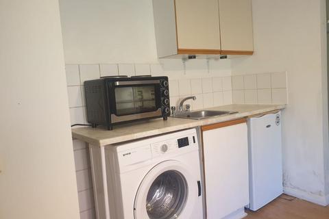 Studio to rent, London N10