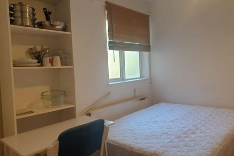 Studio to rent, London N10