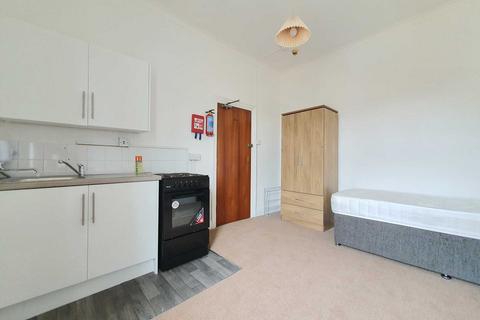 Studio to rent, Park Road, Blackpool Central