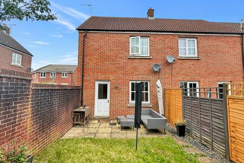 2 bedroom end of terrace house to rent, Hornchurch Road, Bowerhill