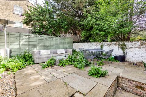 2 bedroom flat to rent, Comyn Road, London