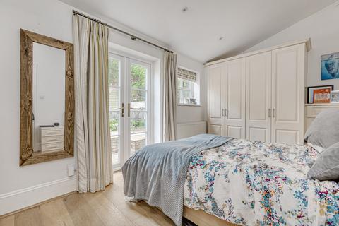 2 bedroom flat to rent, Comyn Road, London
