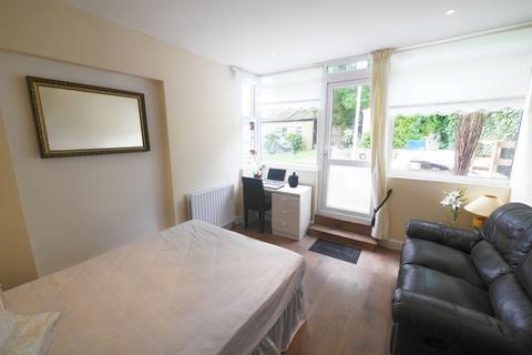 1 bedroom in a flat share to rent, Swakeleys Road, Ickenham UB10